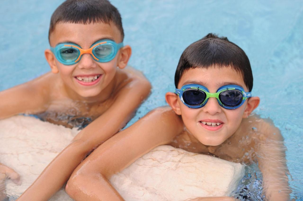 Moevenpick Hotel City Star Djeddah Extérieur photo Swimmers wearing swim goggles