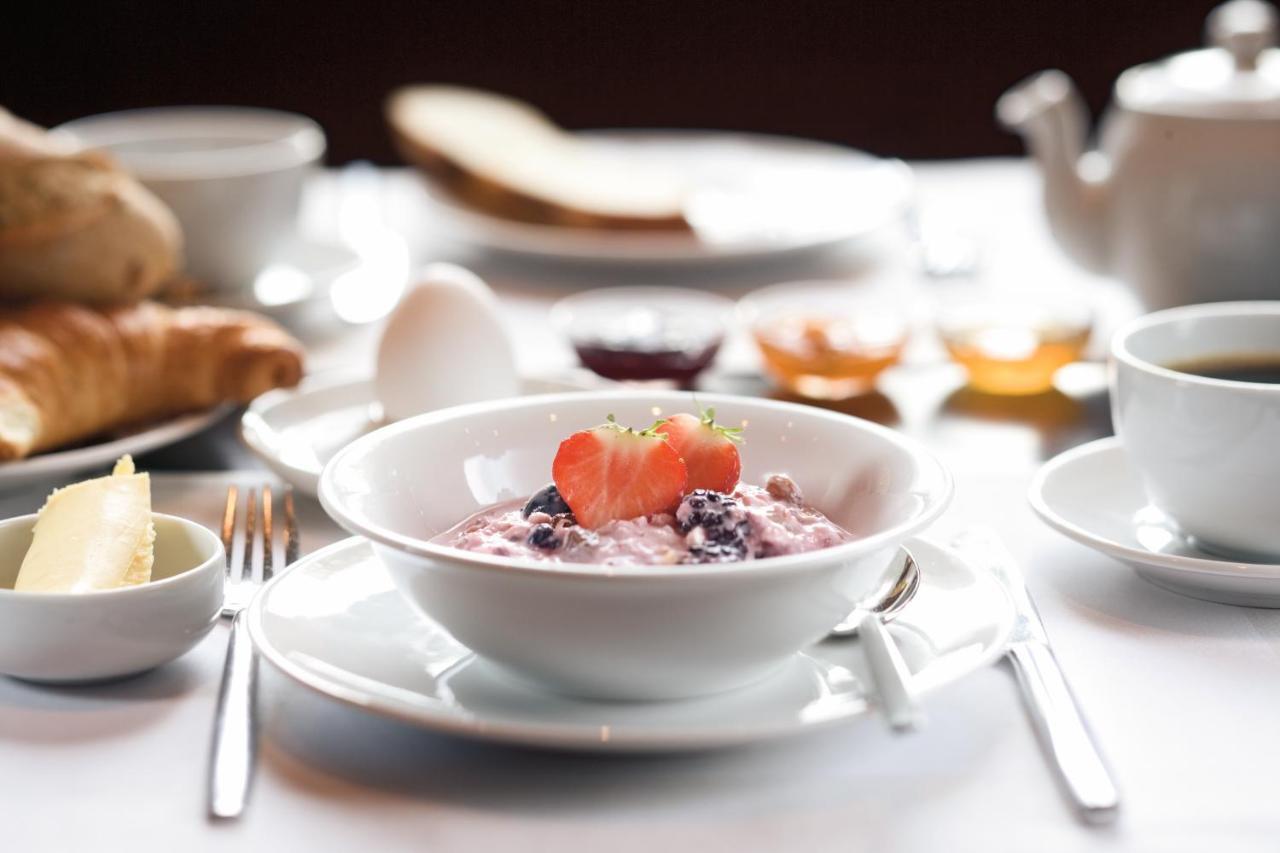 Moevenpick Hotel City Star Djeddah Extérieur photo A bowl of muesli with fruit