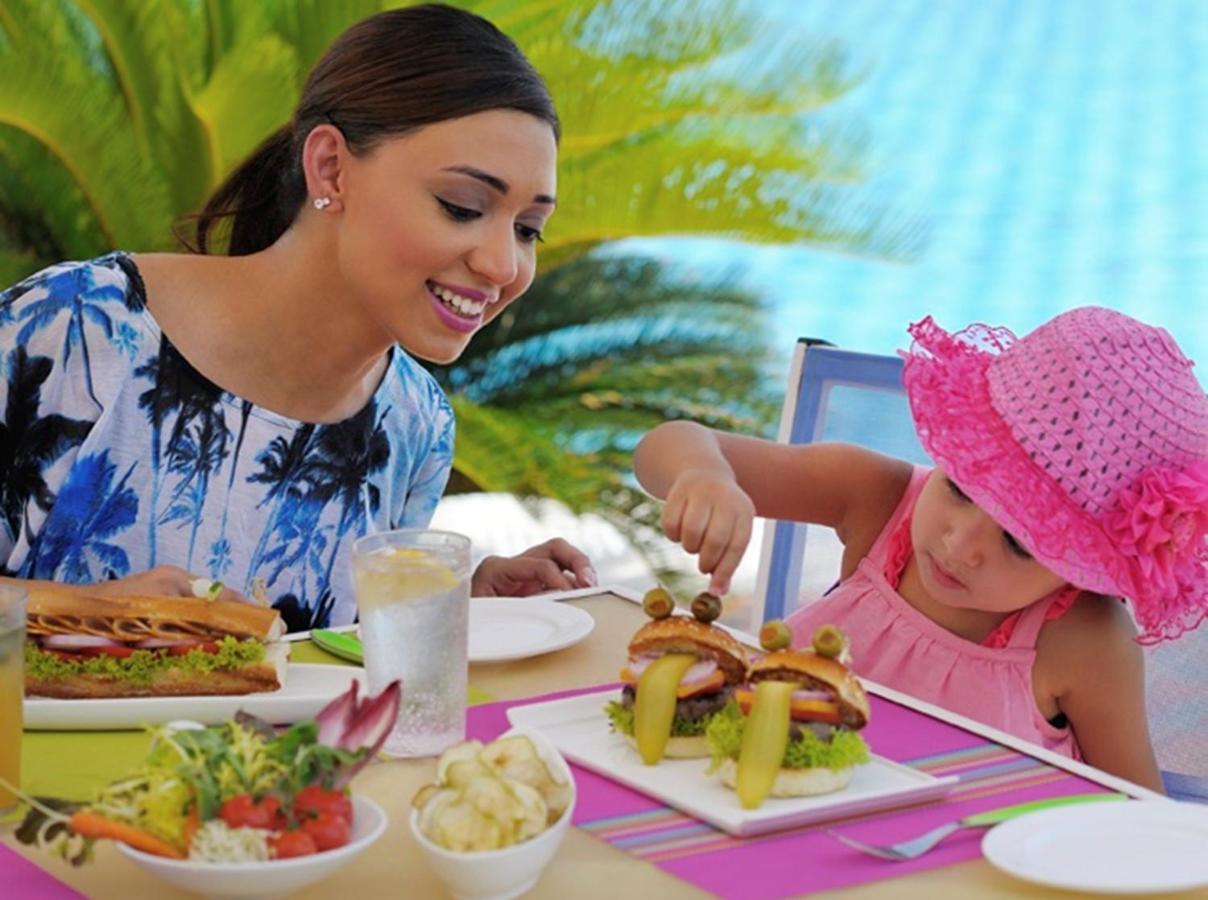 Moevenpick Hotel City Star Djeddah Extérieur photo A mother and daughter eating a meal
