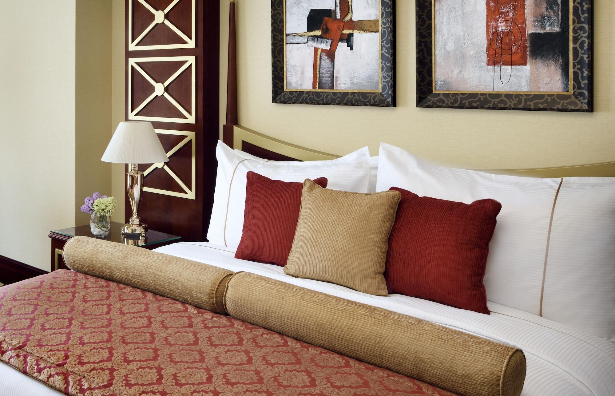 Moevenpick Hotel City Star Djeddah Extérieur photo A bed with cushions
