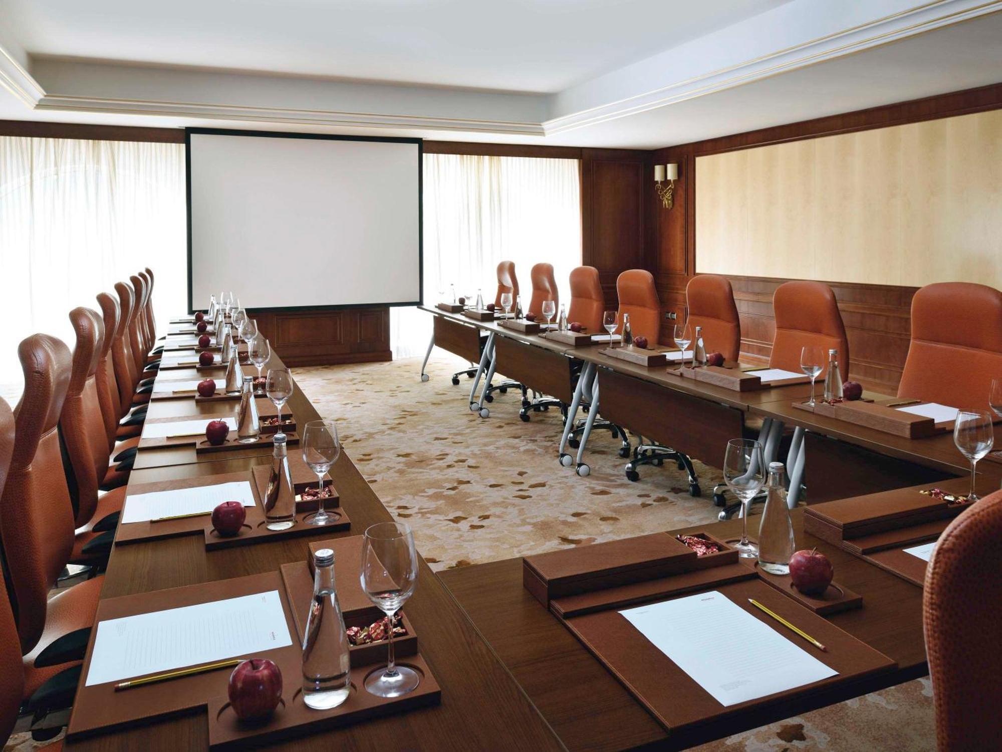 Moevenpick Hotel City Star Djeddah Extérieur photo A meeting room